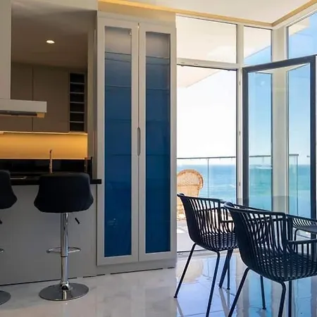 Beachfront شقة ساراندا