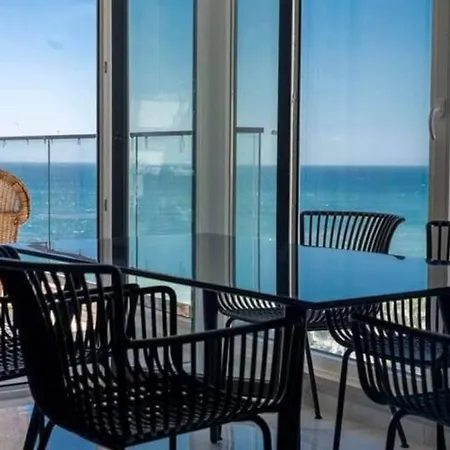 Beachfront شقة ساراندا