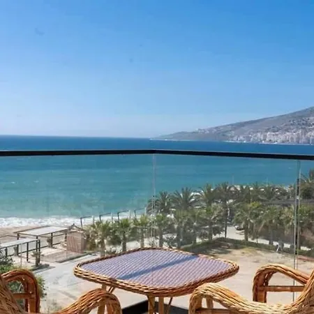 Beachfront شقة *