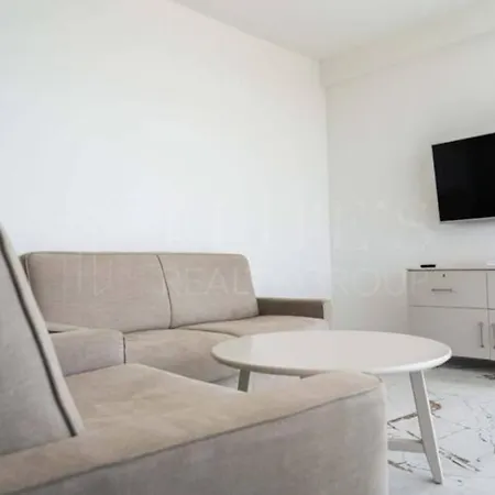 شقة Beachfront ساراندا