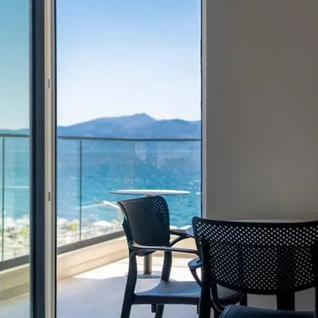 Beachfront شقة