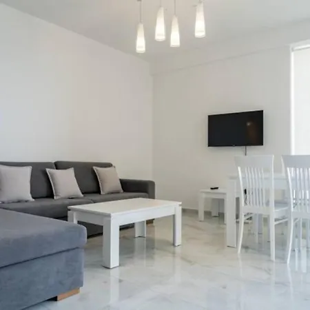 Beachfront شقة ساراندا