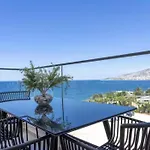 Beachfront Apartments- Horizon *