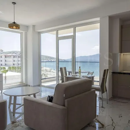 Beachfront Apartman *
